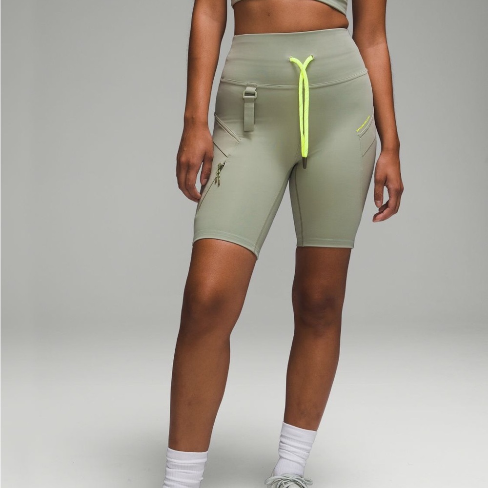 Lululemon cargo super-high-rise hiking short 8”, size 6